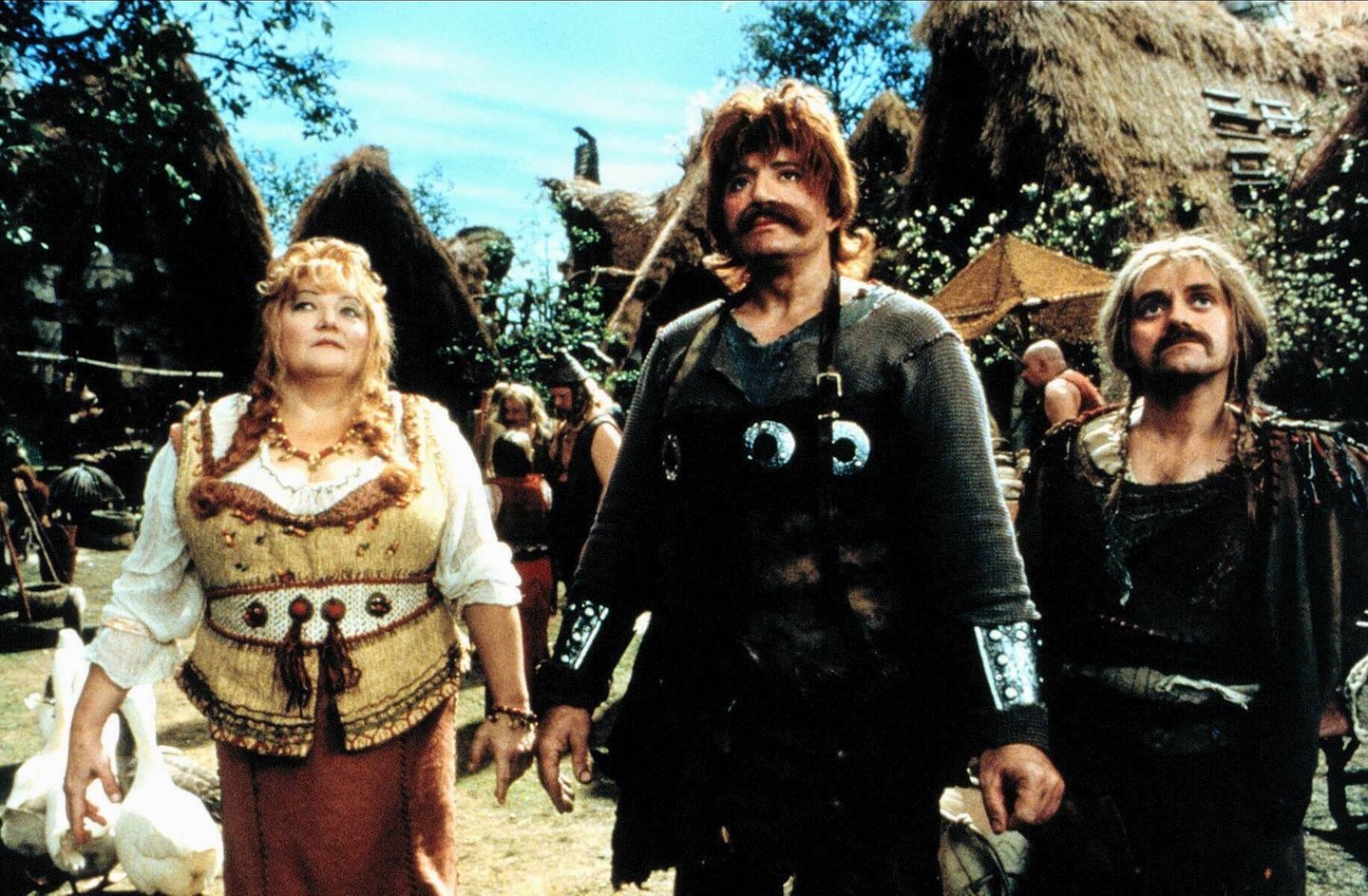 Marianne Sägebrecht als Bonnemine (l.) und Gottfried John als Julius Cäsar (M.)