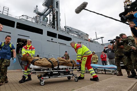 Von Bord an Land - die Feuerwehr übernimmt bei einer Simulation Verletzte. Foto: Bernd Wüstneck/dpa