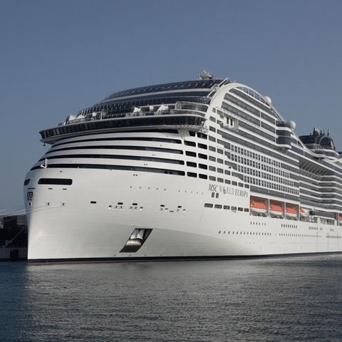 So sieht das havarierte Kreuzfahrtschiff MSC World Europa aus. Das schwimmende Hotel hat auf dem Archivbild in Katar angelegt 