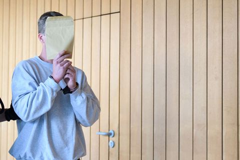 Ein 40-Jähriger soll seine Ex-Partnerin brutal getötet haben, zum Prozessauftakt weist er alle Vorwürfe zurück. Foto: Julian Str