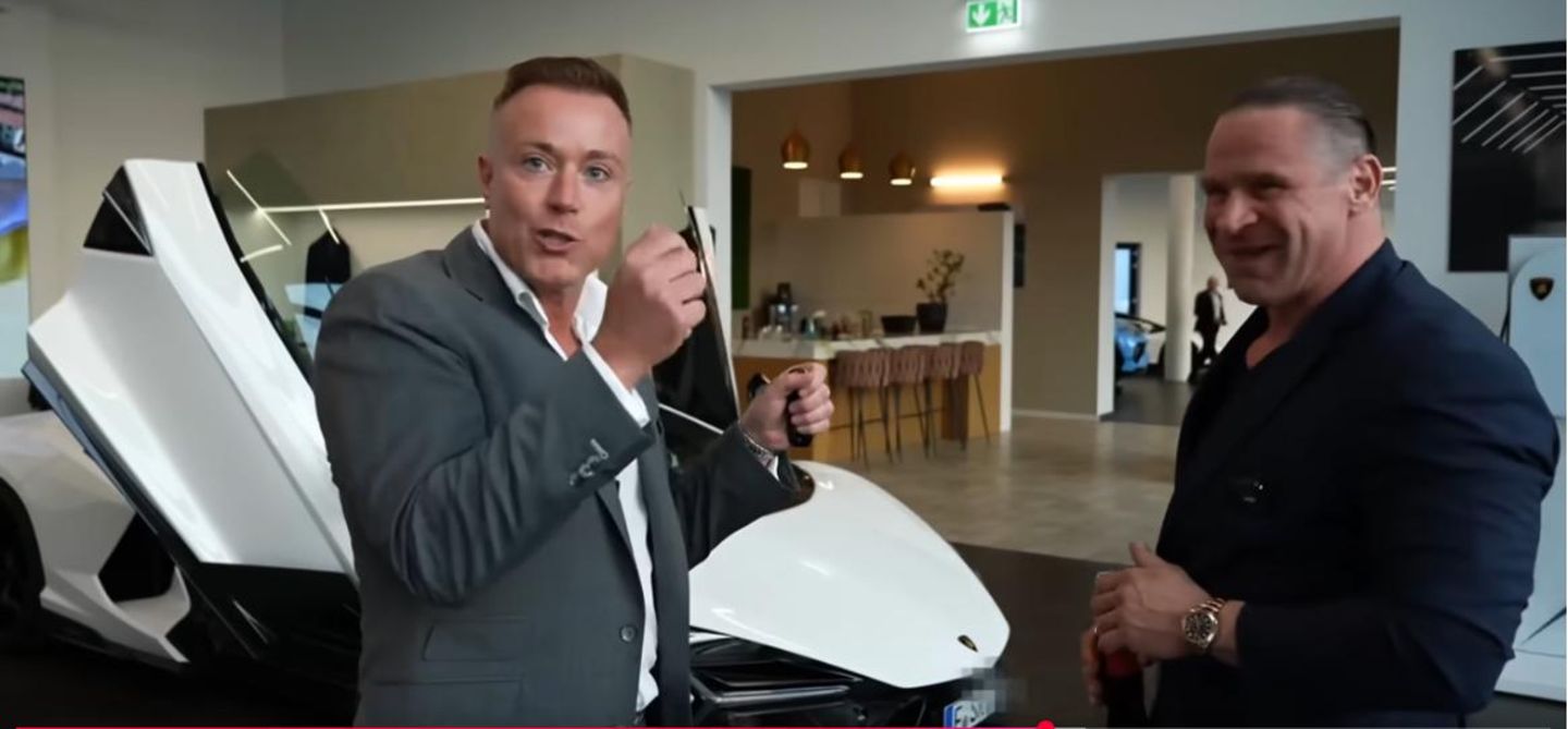 S&K-Gründer Jonas Köller (links) und Stephan Schäfer vor einem weißen Lamborghini