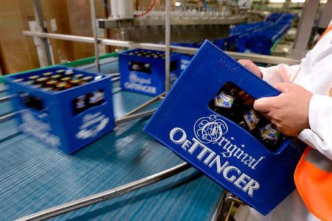 Produktion in der Oettinger Brauerei in Braunschweig. Derzeit ruht die Produktion wegen eines Warnstreiks. (Archivbild) Foto: Pe