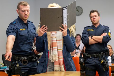 Ihr Geständnis legte die Angeklagte erst ab, nachdem ihre Tochter ihr Schweigen unmittelbar vor dem Ende der Beweisaufnahme gebr
