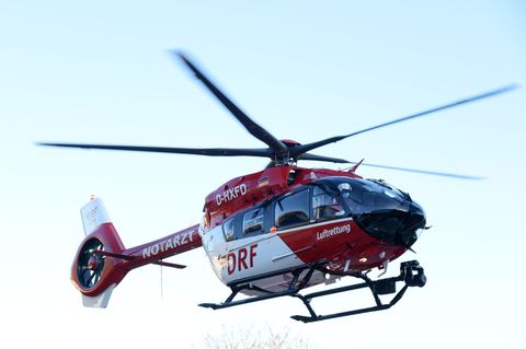 Ein Hubschrauber brachte die verletzte Seniorin in eine Klinik. (Symbolbild) Foto: Waltraud Grubitzsch/dpa-Zentralbild/dpa
