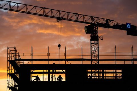 Die Bauwirtschaft in MV hofft auf eine Morgendämmerung beim Auftragseingang. (Archivbild) Foto: Julian Stratenschulte/dpa