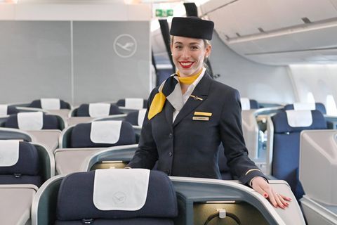 Eine Flugbegleiterin der Lufthansa in der Kabine