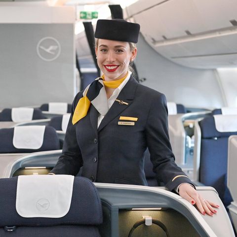 Eine Flugbegleiterin der Lufthansa in der Kabine
