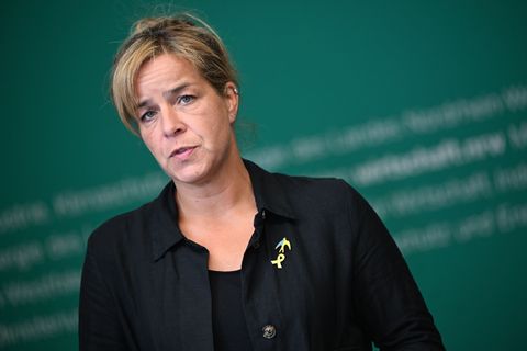 NRW-Wirtschaftsministerin Mona Neubaur (Grüne) hat die Castor-Transporte von Jülich nach Ahaus als herausfordernd bezeichnet. Fo