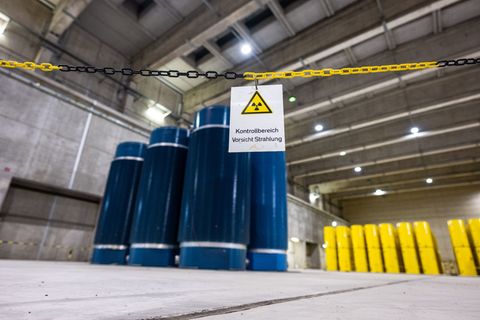 Im Zwischenlager Ahaus stehen bereits zahlreiche Castorbehälter. In den nächsten Jahren sollen weitere aus Jülich dazu kommen. (