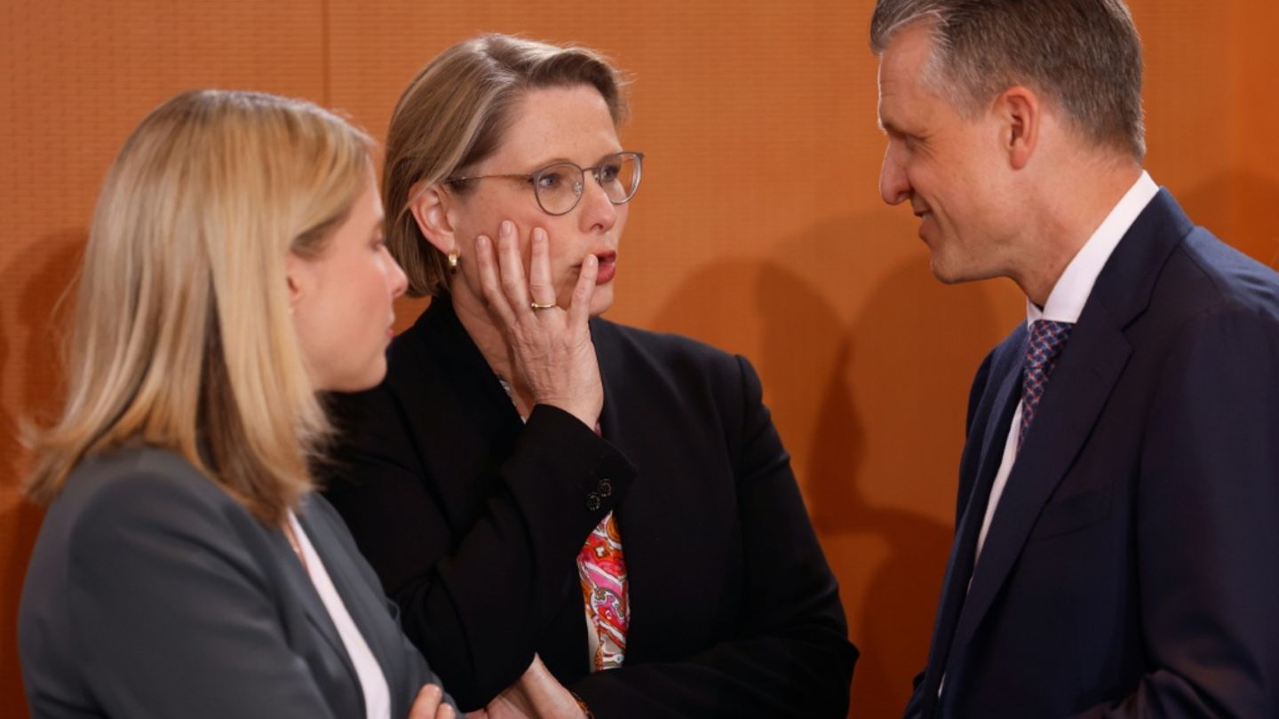 Ministerin Hubig (M.) im Kabinett