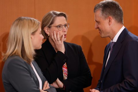 Ministerin Hubig (M.) im Kabinett