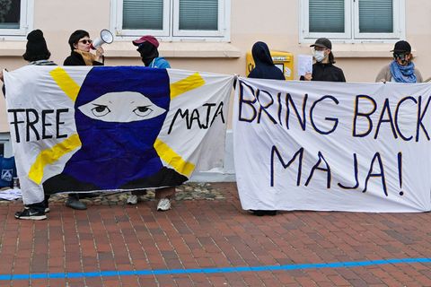 Die Gruppe war zum Teil maskiert. Foto: Frank Molter/dpa