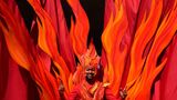 London, Großbritannien. Beim legendären Notting Hill Carnival zeigt jemand besonders viel Begeisterung. Mit diesem aufwändigen Kostüm und breitem Lächeln ist ganz klar: Dieser Teilnehmer ist Feuer und Flamme für das Event