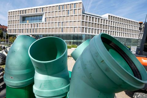 Beim millionenschweren Neubau des Strafgerichts kommt es immer wieder zu Problemen. Foto: Peter Kneffel/dpa