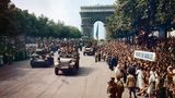Nach der Befreiung von Paris saeumen Menschen die Champs Elysees beim Durchzug der all