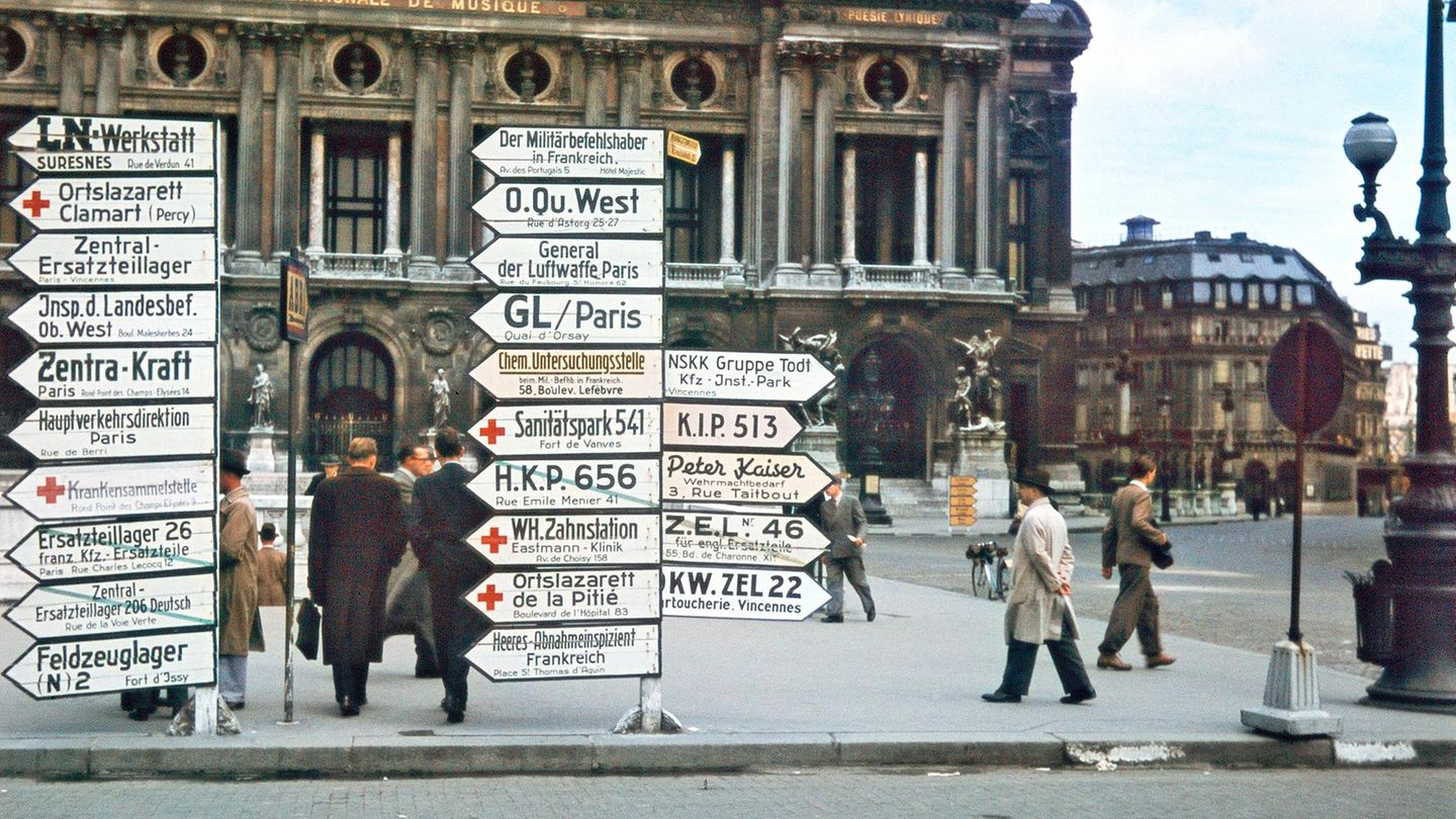 Eine neue Ordnung Schilder vor der Pariser Oper, 1940er-Jahre