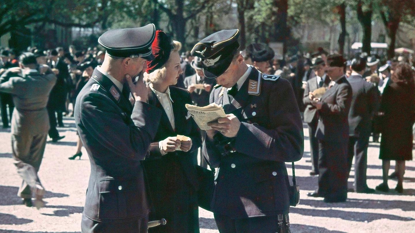 Von der Wehrmacht kontrolliert Wehrmachtssoldaten in Paris, 1940er-Jahre