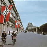 Fahnen der deutschen Besatzer wehen auf von den Fassaden der Gebäude an der Rue de Rivoli