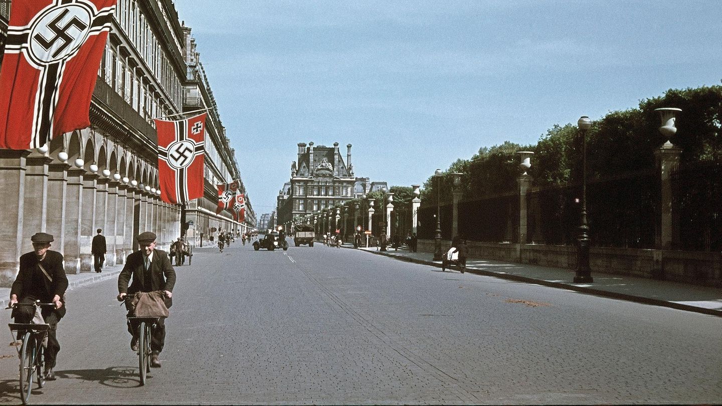 Besetzt Fahnen der deutschen Besatzer wehen auf von den Fassaden der Gebäude an der Rue de Rivoli