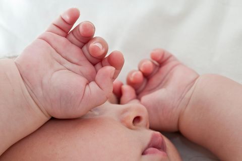 Hände und Nase eines neugebornenen Babys