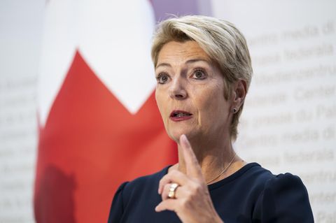 Karin Keller-Sutter versucht, Donald Trump von seinen Zollforderungen abzubringen