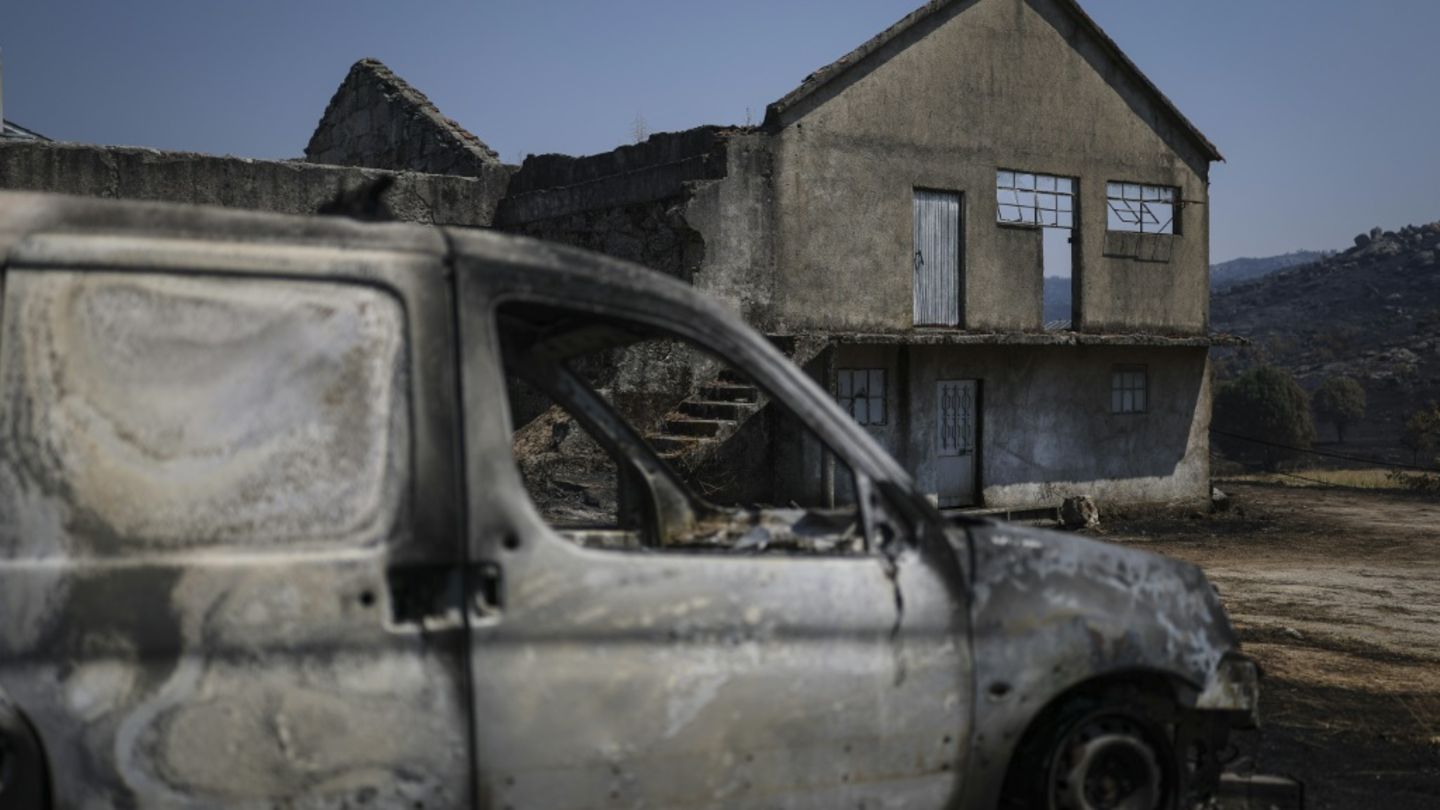 Ein vom Waldbrand im Zentrum Portugals zerstörtes Auto