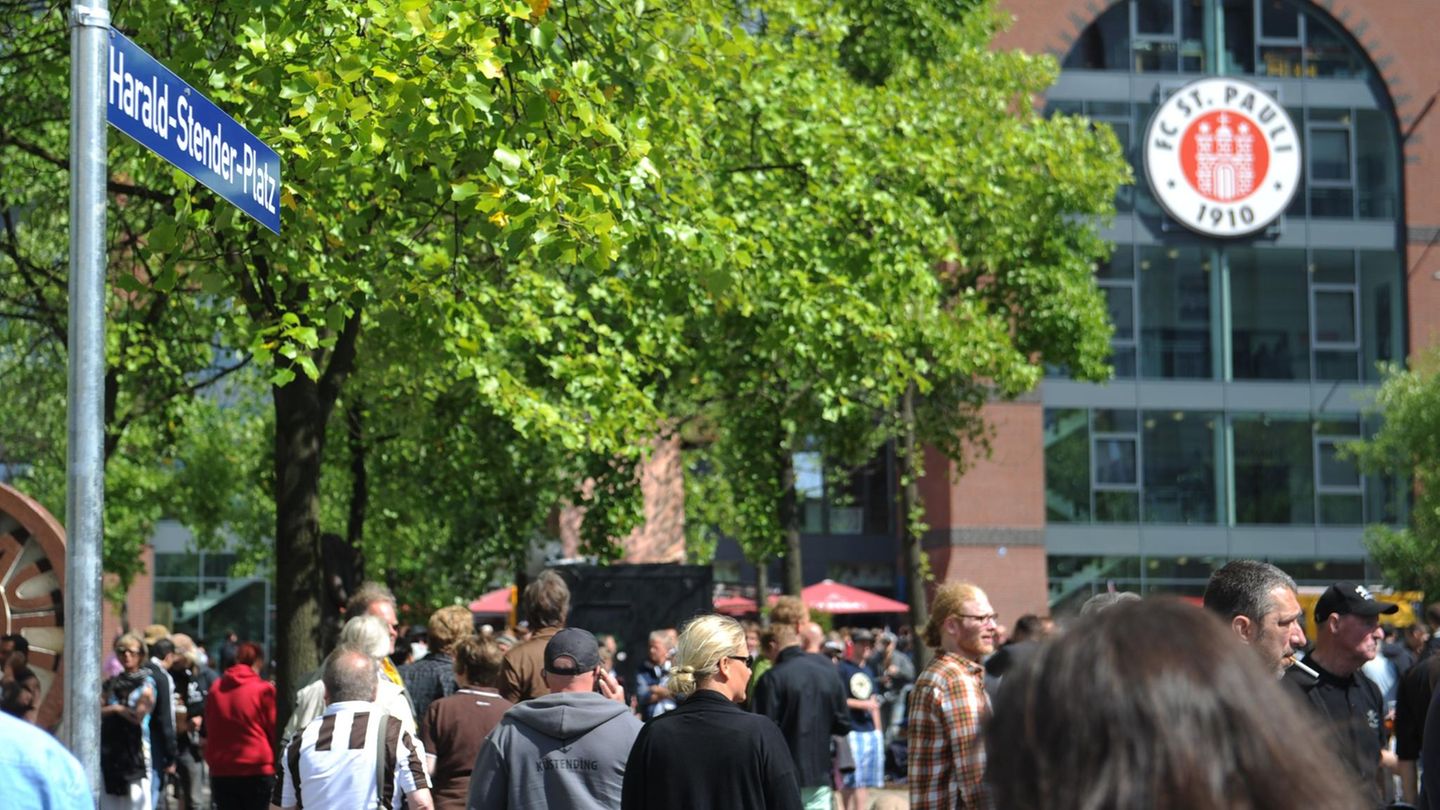 Menschen strömen zum Millerntorstadion des FC St. Pauli in Hamburg