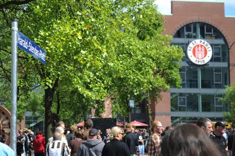 Menschen strömen zum Millerntorstadion des FC St. Pauli in Hamburg