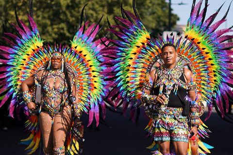 Beim Notting Hill Carnival gibt es bunte Kostüme, viel nackte Haut und karibische Rhythmen. Foto: Alberto Pezzali/AP/dpa