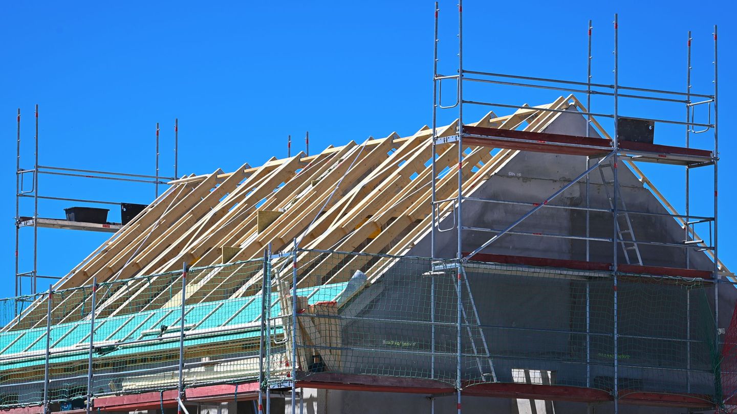 Im Wohnungsbau sind die Aufträge besonders stark eingebrochen. (Archivbild) Foto: Soeren Stache/dpa-Zentralbild/dpa