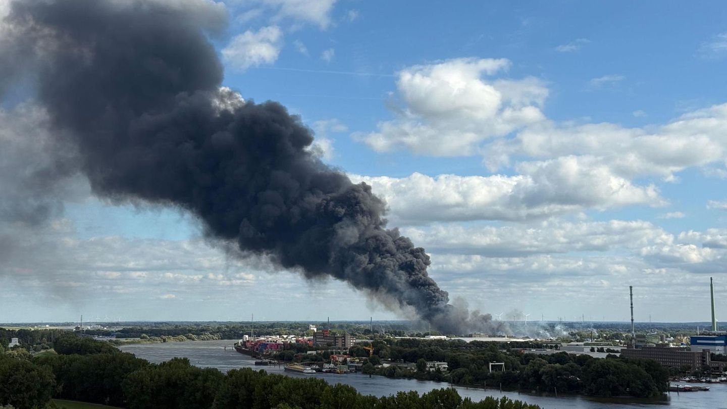 Feuer in Lagerhalle: Großbrand und Explosionen in Hamburg: Autobahn muss gesperrt werden