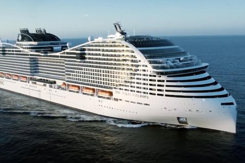 Die MSC World auf offenem Meer.