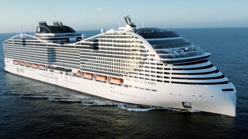 Die MSC World auf offenem Meer.