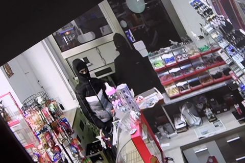 Der Kioskbesitzer sperrte die zwei mit einem Messer bewaffneten Räuber ein. Foto: Sascha Thelen/dpa