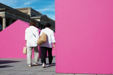 Zwölf Magenta-farbene Häuser stehen eine Woche am Stuttgarter Schlossplatz. Foto: Markus Lenhardt/dpa
