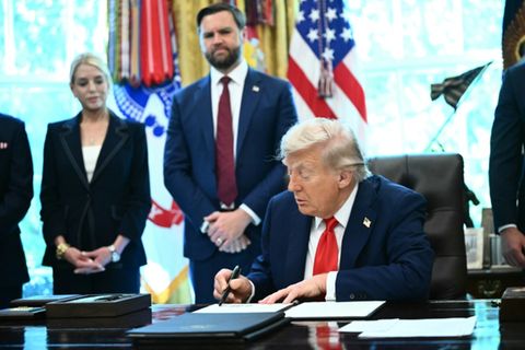 Trump beim Unterzeichnen von Dekreten