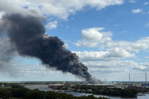 Ein Großbrand im Hamburger Hafengebiet beschäftigt Hunderte Feuerwehrleute. Foto: Daniel Bockwoldt/dpa