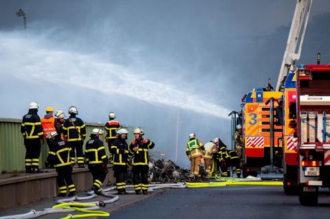 Feuerwehrleute sind bei einem Großbrand in Hamburg im Einsatz