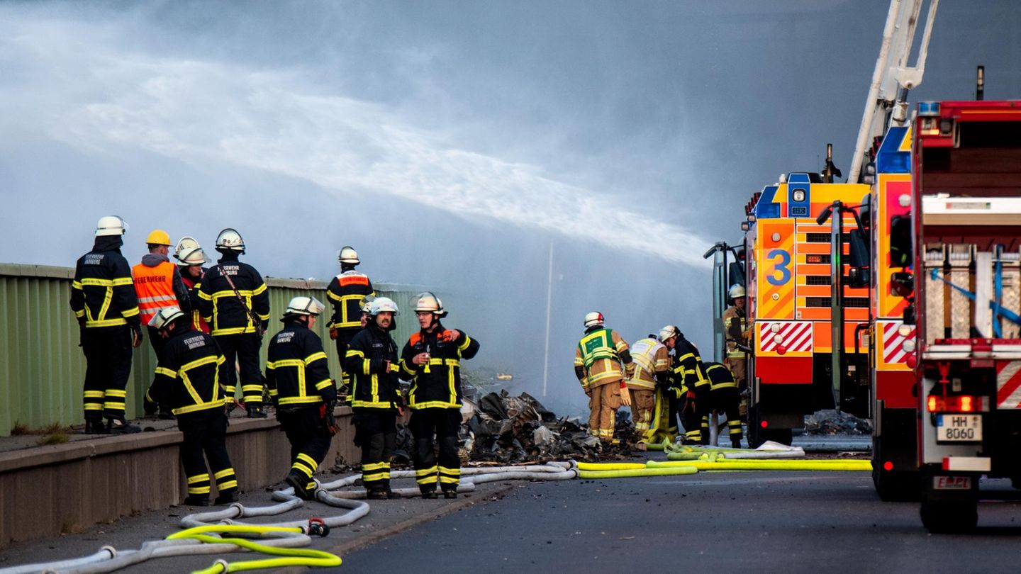 Großbrand Hamburg Feuerwehrleute sind bei einem Großbrand in Hamburg im Einsatz