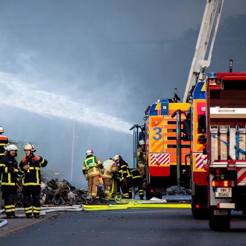 Feuerwehrleute sind bei einem Großbrand in Hamburg im Einsatz
