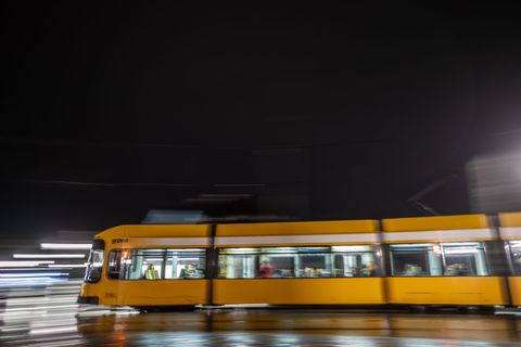Der 20-jährige US-Amerikaner wollte in der Straßenbahn zwei Frauen helfen. (Symbolbild) Foto: Robert Michael/dpa