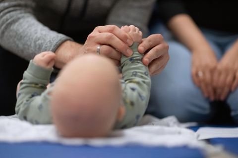 Eine RSV-Infektion ist bei Säuglingen und Kindern in Deutschland die häufigste Ursache von Erkrankungen der unteren Atemwege. (S