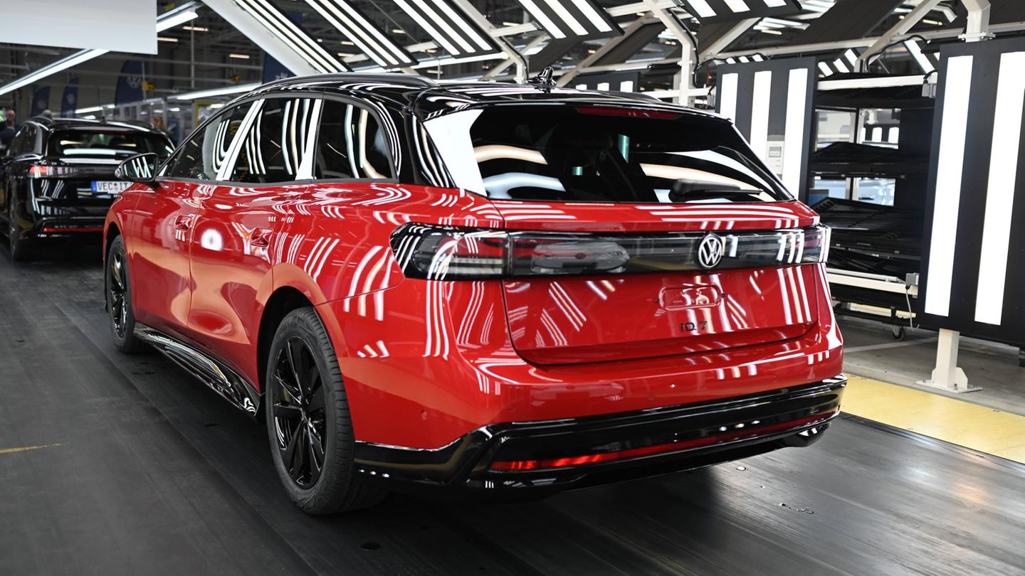 The automotive industry is reducing more than 50,000 jobs