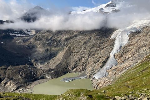 Wo vor sechs Jahren noch Eis war, hat sich jetzt ein See gebildet. Foto: Sabine Dobel/dpa