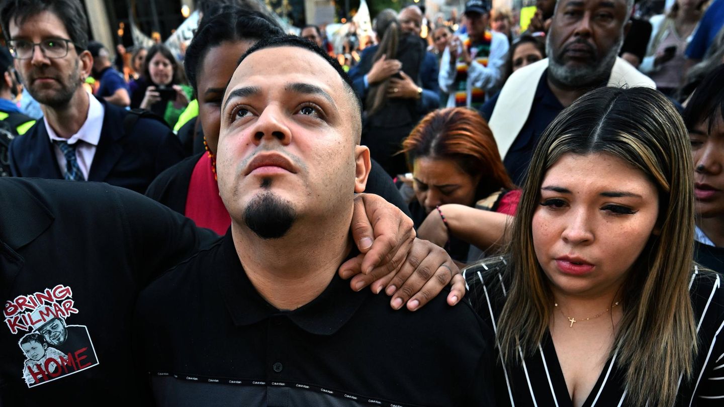 Kilmar Ábrego García: US court stops deportation to Uganda