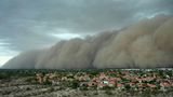 Phoenix, USA. Ein gewaltiger Staubsturm nähert sich der US-Metropole im US-Bundesstaat Arizona. Laut Angaben der Nachrichtenagentur AP mussten mehr als 15.000 Menschen der Region zeitweise ohne Strom auskommen und Autofahrer ihre Fahrt unterbrechen, weil die Sichtweite dramatisch gesunken war. Ausgelöst wurde der Sturm demnach durch starke Monsunwinde, die Staub aufwirbelten.