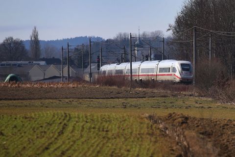 Die ICE-Strecke zwischen Ulm und Augsburg stammt im Kern noch aus der Zeit der Eisenbahnpioniere. (Archivbild) Foto: Karl-Josef