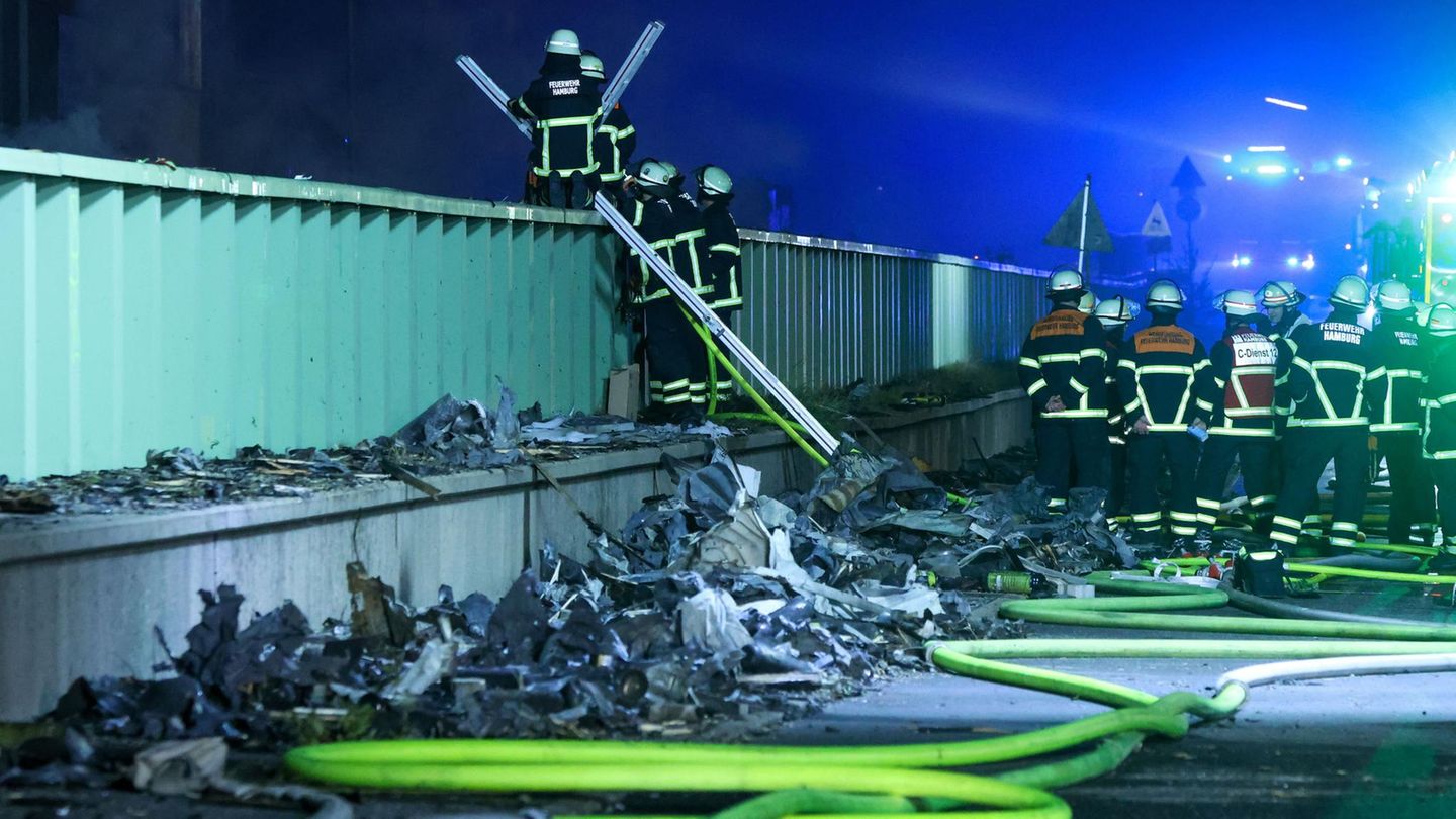 Lagerhalle in Flammen: Fünf Verletzte bei Großbrand im Hamburger Hafen – Feuerwehreinsatz noch nicht beendet