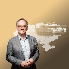 Porträt Nico Fried mit Panzer im Hintergrund