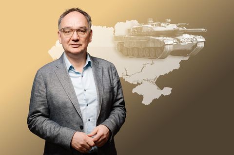Porträt Nico Fried mit Panzer im Hintergrund